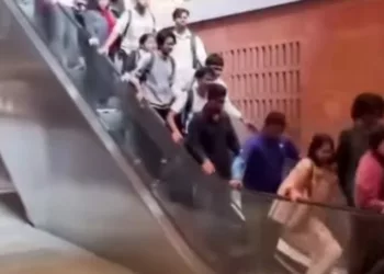 Escalera mecánica aceleró