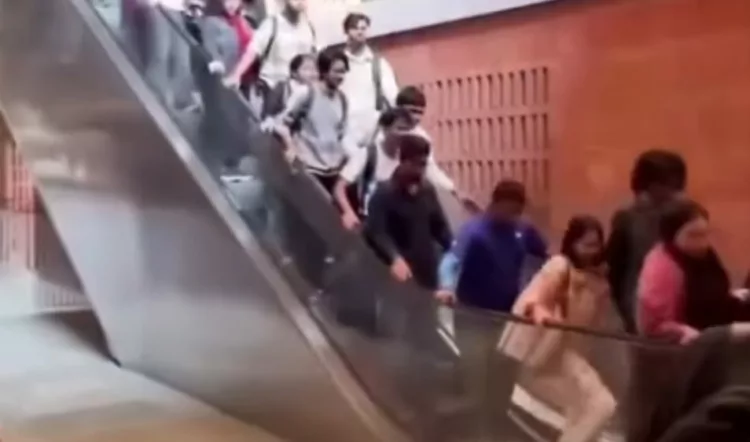 Escalera mecánica aceleró