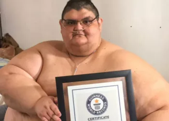 Juan Pedro Franco, el mexicano conocido por haber sido el hombre más obeso del mundo tras obtener el récord Guinness en 2017 con casi 600 kilos de peso, falleció a los 41 años en el estado de Aguascalientes, informan medios locales. Su médico tratante, José Antonio Castañeda, informó que la muerte se debió a una infección renal con complicaciones sistémicas mientras estaba hospitalizado. «En los últimos días, su estado de salud se vio comprometido a causa de una infección renal con complicaciones sistémicas, lo que derivó en su fallecimiento», señaló el doctor en un comunicado. El especialista destacó que el caso fue un proceso médico «complejo y desafiante» que ayudó a visibilizar la obesidad como una enfermedad. Su lucha contra el coronavirus y la obesidad En 2017, con 32 años y cerca de 595 kilos, Franco inició un tratamiento con Castañeda que incluyó una dieta mediterránea y dos cirugías: manga gástrica y ‘bypass’ gástrico. Esto le permitió reducir un 49 % de su peso inicial. Además, en 2020 logró superar un contagio de covid-19, pese al alto riesgo que su condición representaba. El médico expresó sus condolencias a la familia y resaltó la «perseverancia, resiliencia y honestidad» de Juan Pedro, cuya historia generó empatía y motivó a otros a enfrentar sus retos de salud.