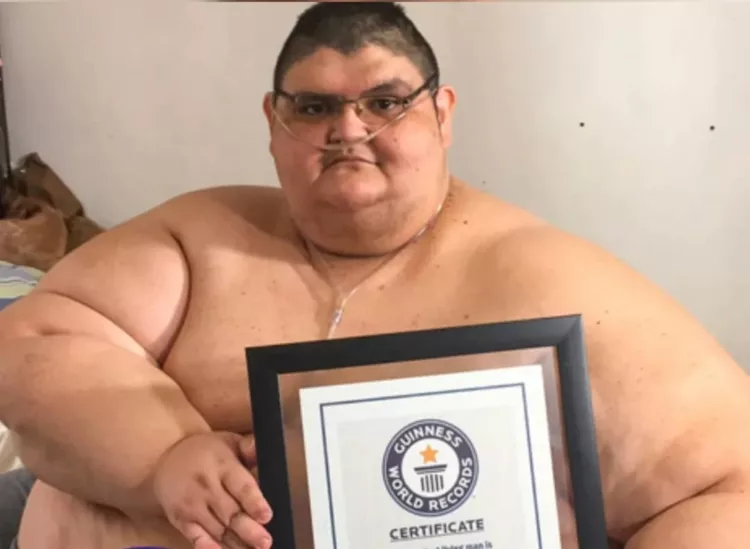 Juan Pedro Franco, el mexicano conocido por haber sido el hombre más obeso del mundo tras obtener el récord Guinness en 2017 con casi 600 kilos de peso, falleció a los 41 años en el estado de Aguascalientes, informan medios locales. Su médico tratante, José Antonio Castañeda, informó que la muerte se debió a una infección renal con complicaciones sistémicas mientras estaba hospitalizado. «En los últimos días, su estado de salud se vio comprometido a causa de una infección renal con complicaciones sistémicas, lo que derivó en su fallecimiento», señaló el doctor en un comunicado. El especialista destacó que el caso fue un proceso médico «complejo y desafiante» que ayudó a visibilizar la obesidad como una enfermedad. Su lucha contra el coronavirus y la obesidad En 2017, con 32 años y cerca de 595 kilos, Franco inició un tratamiento con Castañeda que incluyó una dieta mediterránea y dos cirugías: manga gástrica y ‘bypass’ gástrico. Esto le permitió reducir un 49 % de su peso inicial. Además, en 2020 logró superar un contagio de covid-19, pese al alto riesgo que su condición representaba. El médico expresó sus condolencias a la familia y resaltó la «perseverancia, resiliencia y honestidad» de Juan Pedro, cuya historia generó empatía y motivó a otros a enfrentar sus retos de salud.
