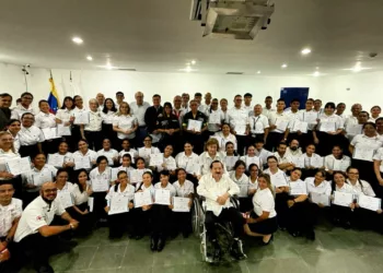 Cruz Roja Filial Valencia juramentó a 45 voluntarios e impulsa la integración hospitalaria y la disciplina A propósito del Día Internacional del Voluntariado, celebró un acto solemne donde juramentó 45 voluntarios, reconoció al socorrista Ricardo Prada como Voluntario del Año y homenajeó a líderes institucionales, destacando el llamado a la disciplina y el compromiso de fusionar el voluntariado con la operatividad hospitalaria. (Prensa Cruz Roja Filial Valencia, diciembre 2025). - A propósito del Día Internacional del Voluntariado, la Cruz Roja Venezolana, Filial Valencia, juramentó a 45 voluntarios y rindió un merecido reconocimiento a sus miembros más dedicados, este sábado 6 de diciembre, en el salón de usos múltiples del hospital Luis Blanco Gásperi. Este acto solemne contó con la presencia de los miembros de la junta directiva los doctores Miguel González Carrillo (presidente), Carlos Ruiz Pinto (primer vicepresidente) y Manuel Rondón (segundo vicepresidente); Mariangelis Mauco (tesorera), la doctora Rossana Di Criscio (vocal consejera); la licenciada Emma Andrade (vocal administrativa); y Luisana Sánchez (representante juvenil). Junto a ellos, conformaron el presídium la doctora Yulitza Nieto, coordinadora de Voluntariado; y Celia Sanz, gerente general de la filial Valencia. El doctor Miguel González Carrillo, al poner de relieve el objetivo estratégico de la directiva, destacó la importancia de la nueva cohorte tras un riguroso proceso formativo La finalidad de la junta directiva de la filial, junto con los parámetros de la Cruz Roja Venezolana, es integrar el voluntariado con la parte hospitalaria. González Carillo, quien ingresó como voluntario hace 55 años, compartió además una visión personal sobre el compromiso Les aseguro a los nuevos socorristas que con el devenir del tiempo la Cruz Roja se le va a meter en las venas, como se nos metió a todos nosotros en esta larga trayectoria. El Presidente de la Junta Directiva aprovechó para extender un reconocimiento especial al doctor Jesús Mendoza Romero, su predecesor, quien se encontraba en primera fila. Disciplina y principios Entretanto, el doctor Carlos Ruiz Pinto, primer vicepresidente de la Filial Valencia, centró su intervención en las cualidades éticas que rigen el servicio. Enfatizó que el compromiso trasciende el simple pasatiempo, siendo una verdadera vocación No puede existir una Unidad o Brigada de Socorro o de Juventud, si no existe la disciplina, ser voluntario no es un pasatiempo, es una decisión de vida, es prepararse para actuar cuando otros no pueden. Ruiz Pinto también resaltó que el uniforme debe ganarse con esfuerzo Este uniforme que portamos no se entrega, se lo ganan, así como cada botón o reconocimiento, en el tiempo invertido para aprender como salvar vidas.. Para concluir, expresó que la fuerza del movimiento reside en la unión y el apoyo mutuo. Está reflejado en tres palabras unidad, compañerismo y lealtad. Valencia suma cerca de 245 voluntarios La doctora Yulitza Nieto, coordinadora de Voluntariado, explicó que el proceso formativo de los nuevos voluntarios abarcó 68 horas y culminó con un campamento y examen final. Nos reunimos cada fin de semana, en un promedio de ocho horas diarias, y culminamos con el campamento que es el examen final, donde se les da clases formativas sobre doctrina del movimiento, principios fundamentales... y posterior a este proceso formativo pasaron por una parte práctica. Aclaró que los voluntarios pueden especializarse por inclinación y edad, como los menores de 17 años en Juventud (enfocada en brigadas escolares y atención a comunidades) o en Socorro (gestión de riesgo y atención prehospitalaria). No obstante, aclaró que el voluntario que simplemente decide quedarse y no especializarse es un voluntario integral, de manera que puede participar en todos los programas que ellos quieran. Con los juramentados, la filial suma un promedio de 245 voluntarios en total. Reconocimientos al mérito Durante la ceremonia, los directivos impusieron el Botón de Reconocimiento al Mérito por Horas Voluntarias al socorrista Ricardo Prada, nombrado Voluntario del Año por acumular un total de 836 horas de servicio. Le siguieron Susy Vega y Pedro del Valle, con 555 horas y 550 horas, respectivamente. Asimismo, se entregó un Reconocimiento Honorífico al doctor Jesús Mendoza, por su destacada labor y liderazgo institucional, resaltando que Su liderazgo dejó un legado de servicio, disciplina y fortalecimiento organizacional que honra a nuestra institución. Otras distinciones fueron otorgadas a Camila Anabarreto, aspirante a Brigadista del Año 2025, por su demostrado liderazgo, entrega y vocación de servicio; y Nelsy Noriega, donante de sangre. También se enalteció la labor de los voluntarios Juan Arnau, Natally Torres, Edgar Alvarado, Susi Vega, Carlo Belli, Jairo Soto, Maryelys Lizardo, Mariela Hernández, Adriana Garzaro y Francisco Morillo, por su labor humanitaria durante las lluvias en los estados Mérida, Trujillo y Barinas, así como apoyo a la Sociedad Nacional. El voluntario Andrés Albers recibió el reconocimiento conferido a la Coordinación de Juventud, “por su sobresaliente gestión, su liderazgo operativo y su aporte determinado al desarrollo de las acciones humanitarias durante el año en curso”. La Cruz Roja Venezolana Filial Valencia, del mismo modo, honró la labor de voluntarios de otras instituciones, por su contribución al bienestar y la seguridad de los más vulnerables Obdulio García (Rescate Carabobo), Sgto. 2º Alexis Vera Gutiérrez (Bomberos UC), Johan Hernández Casanova (Solo Emergencia), Hanna Youseff Mousan (Rescate Naguanagua), Cnel. Bmb. José Luis Aparicio (Bomberos Valencia) y Adan Abad Prato (Brigada de Rescate y Auxilios Médicos).
