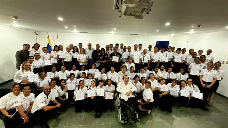 Cruz Roja Filial Valencia juramentó a 45 voluntarios e impulsa la integración hospitalaria y la disciplina A propósito del Día Internacional del Voluntariado, celebró un acto solemne donde juramentó 45 voluntarios, reconoció al socorrista Ricardo Prada como Voluntario del Año y homenajeó a líderes institucionales, destacando el llamado a la disciplina y el compromiso de fusionar el voluntariado con la operatividad hospitalaria. (Prensa Cruz Roja Filial Valencia, diciembre 2025). - A propósito del Día Internacional del Voluntariado, la Cruz Roja Venezolana, Filial Valencia, juramentó a 45 voluntarios y rindió un merecido reconocimiento a sus miembros más dedicados, este sábado 6 de diciembre, en el salón de usos múltiples del hospital Luis Blanco Gásperi. Este acto solemne contó con la presencia de los miembros de la junta directiva los doctores Miguel González Carrillo (presidente), Carlos Ruiz Pinto (primer vicepresidente) y Manuel Rondón (segundo vicepresidente); Mariangelis Mauco (tesorera), la doctora Rossana Di Criscio (vocal consejera); la licenciada Emma Andrade (vocal administrativa); y Luisana Sánchez (representante juvenil). Junto a ellos, conformaron el presídium la doctora Yulitza Nieto, coordinadora de Voluntariado; y Celia Sanz, gerente general de la filial Valencia. El doctor Miguel González Carrillo, al poner de relieve el objetivo estratégico de la directiva, destacó la importancia de la nueva cohorte tras un riguroso proceso formativo La finalidad de la junta directiva de la filial, junto con los parámetros de la Cruz Roja Venezolana, es integrar el voluntariado con la parte hospitalaria. González Carillo, quien ingresó como voluntario hace 55 años, compartió además una visión personal sobre el compromiso Les aseguro a los nuevos socorristas que con el devenir del tiempo la Cruz Roja se le va a meter en las venas, como se nos metió a todos nosotros en esta larga trayectoria. El Presidente de la Junta Directiva aprovechó para extender un reconocimiento especial al doctor Jesús Mendoza Romero, su predecesor, quien se encontraba en primera fila. Disciplina y principios Entretanto, el doctor Carlos Ruiz Pinto, primer vicepresidente de la Filial Valencia, centró su intervención en las cualidades éticas que rigen el servicio. Enfatizó que el compromiso trasciende el simple pasatiempo, siendo una verdadera vocación No puede existir una Unidad o Brigada de Socorro o de Juventud, si no existe la disciplina, ser voluntario no es un pasatiempo, es una decisión de vida, es prepararse para actuar cuando otros no pueden. Ruiz Pinto también resaltó que el uniforme debe ganarse con esfuerzo Este uniforme que portamos no se entrega, se lo ganan, así como cada botón o reconocimiento, en el tiempo invertido para aprender como salvar vidas.. Para concluir, expresó que la fuerza del movimiento reside en la unión y el apoyo mutuo. Está reflejado en tres palabras unidad, compañerismo y lealtad. Valencia suma cerca de 245 voluntarios La doctora Yulitza Nieto, coordinadora de Voluntariado, explicó que el proceso formativo de los nuevos voluntarios abarcó 68 horas y culminó con un campamento y examen final. Nos reunimos cada fin de semana, en un promedio de ocho horas diarias, y culminamos con el campamento que es el examen final, donde se les da clases formativas sobre doctrina del movimiento, principios fundamentales... y posterior a este proceso formativo pasaron por una parte práctica. Aclaró que los voluntarios pueden especializarse por inclinación y edad, como los menores de 17 años en Juventud (enfocada en brigadas escolares y atención a comunidades) o en Socorro (gestión de riesgo y atención prehospitalaria). No obstante, aclaró que el voluntario que simplemente decide quedarse y no especializarse es un voluntario integral, de manera que puede participar en todos los programas que ellos quieran. Con los juramentados, la filial suma un promedio de 245 voluntarios en total. Reconocimientos al mérito Durante la ceremonia, los directivos impusieron el Botón de Reconocimiento al Mérito por Horas Voluntarias al socorrista Ricardo Prada, nombrado Voluntario del Año por acumular un total de 836 horas de servicio. Le siguieron Susy Vega y Pedro del Valle, con 555 horas y 550 horas, respectivamente. Asimismo, se entregó un Reconocimiento Honorífico al doctor Jesús Mendoza, por su destacada labor y liderazgo institucional, resaltando que Su liderazgo dejó un legado de servicio, disciplina y fortalecimiento organizacional que honra a nuestra institución. Otras distinciones fueron otorgadas a Camila Anabarreto, aspirante a Brigadista del Año 2025, por su demostrado liderazgo, entrega y vocación de servicio; y Nelsy Noriega, donante de sangre. También se enalteció la labor de los voluntarios Juan Arnau, Natally Torres, Edgar Alvarado, Susi Vega, Carlo Belli, Jairo Soto, Maryelys Lizardo, Mariela Hernández, Adriana Garzaro y Francisco Morillo, por su labor humanitaria durante las lluvias en los estados Mérida, Trujillo y Barinas, así como apoyo a la Sociedad Nacional. El voluntario Andrés Albers recibió el reconocimiento conferido a la Coordinación de Juventud, “por su sobresaliente gestión, su liderazgo operativo y su aporte determinado al desarrollo de las acciones humanitarias durante el año en curso”. La Cruz Roja Venezolana Filial Valencia, del mismo modo, honró la labor de voluntarios de otras instituciones, por su contribución al bienestar y la seguridad de los más vulnerables Obdulio García (Rescate Carabobo), Sgto. 2º Alexis Vera Gutiérrez (Bomberos UC), Johan Hernández Casanova (Solo Emergencia), Hanna Youseff Mousan (Rescate Naguanagua), Cnel. Bmb. José Luis Aparicio (Bomberos Valencia) y Adan Abad Prato (Brigada de Rescate y Auxilios Médicos).