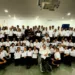 Cruz Roja Filial Valencia juramentó a 45 voluntarios e impulsa la integración hospitalaria y la disciplina A propósito del Día Internacional del Voluntariado, celebró un acto solemne donde juramentó 45 voluntarios, reconoció al socorrista Ricardo Prada como Voluntario del Año y homenajeó a líderes institucionales, destacando el llamado a la disciplina y el compromiso de fusionar el voluntariado con la operatividad hospitalaria. (Prensa Cruz Roja Filial Valencia, diciembre 2025). - A propósito del Día Internacional del Voluntariado, la Cruz Roja Venezolana, Filial Valencia, juramentó a 45 voluntarios y rindió un merecido reconocimiento a sus miembros más dedicados, este sábado 6 de diciembre, en el salón de usos múltiples del hospital Luis Blanco Gásperi. Este acto solemne contó con la presencia de los miembros de la junta directiva los doctores Miguel González Carrillo (presidente), Carlos Ruiz Pinto (primer vicepresidente) y Manuel Rondón (segundo vicepresidente); Mariangelis Mauco (tesorera), la doctora Rossana Di Criscio (vocal consejera); la licenciada Emma Andrade (vocal administrativa); y Luisana Sánchez (representante juvenil). Junto a ellos, conformaron el presídium la doctora Yulitza Nieto, coordinadora de Voluntariado; y Celia Sanz, gerente general de la filial Valencia. El doctor Miguel González Carrillo, al poner de relieve el objetivo estratégico de la directiva, destacó la importancia de la nueva cohorte tras un riguroso proceso formativo La finalidad de la junta directiva de la filial, junto con los parámetros de la Cruz Roja Venezolana, es integrar el voluntariado con la parte hospitalaria. González Carillo, quien ingresó como voluntario hace 55 años, compartió además una visión personal sobre el compromiso Les aseguro a los nuevos socorristas que con el devenir del tiempo la Cruz Roja se le va a meter en las venas, como se nos metió a todos nosotros en esta larga trayectoria. El Presidente de la Junta Directiva aprovechó para extender un reconocimiento especial al doctor Jesús Mendoza Romero, su predecesor, quien se encontraba en primera fila. Disciplina y principios Entretanto, el doctor Carlos Ruiz Pinto, primer vicepresidente de la Filial Valencia, centró su intervención en las cualidades éticas que rigen el servicio. Enfatizó que el compromiso trasciende el simple pasatiempo, siendo una verdadera vocación No puede existir una Unidad o Brigada de Socorro o de Juventud, si no existe la disciplina, ser voluntario no es un pasatiempo, es una decisión de vida, es prepararse para actuar cuando otros no pueden. Ruiz Pinto también resaltó que el uniforme debe ganarse con esfuerzo Este uniforme que portamos no se entrega, se lo ganan, así como cada botón o reconocimiento, en el tiempo invertido para aprender como salvar vidas.. Para concluir, expresó que la fuerza del movimiento reside en la unión y el apoyo mutuo. Está reflejado en tres palabras unidad, compañerismo y lealtad. Valencia suma cerca de 245 voluntarios La doctora Yulitza Nieto, coordinadora de Voluntariado, explicó que el proceso formativo de los nuevos voluntarios abarcó 68 horas y culminó con un campamento y examen final. Nos reunimos cada fin de semana, en un promedio de ocho horas diarias, y culminamos con el campamento que es el examen final, donde se les da clases formativas sobre doctrina del movimiento, principios fundamentales... y posterior a este proceso formativo pasaron por una parte práctica. Aclaró que los voluntarios pueden especializarse por inclinación y edad, como los menores de 17 años en Juventud (enfocada en brigadas escolares y atención a comunidades) o en Socorro (gestión de riesgo y atención prehospitalaria). No obstante, aclaró que el voluntario que simplemente decide quedarse y no especializarse es un voluntario integral, de manera que puede participar en todos los programas que ellos quieran. Con los juramentados, la filial suma un promedio de 245 voluntarios en total. Reconocimientos al mérito Durante la ceremonia, los directivos impusieron el Botón de Reconocimiento al Mérito por Horas Voluntarias al socorrista Ricardo Prada, nombrado Voluntario del Año por acumular un total de 836 horas de servicio. Le siguieron Susy Vega y Pedro del Valle, con 555 horas y 550 horas, respectivamente. Asimismo, se entregó un Reconocimiento Honorífico al doctor Jesús Mendoza, por su destacada labor y liderazgo institucional, resaltando que Su liderazgo dejó un legado de servicio, disciplina y fortalecimiento organizacional que honra a nuestra institución. Otras distinciones fueron otorgadas a Camila Anabarreto, aspirante a Brigadista del Año 2025, por su demostrado liderazgo, entrega y vocación de servicio; y Nelsy Noriega, donante de sangre. También se enalteció la labor de los voluntarios Juan Arnau, Natally Torres, Edgar Alvarado, Susi Vega, Carlo Belli, Jairo Soto, Maryelys Lizardo, Mariela Hernández, Adriana Garzaro y Francisco Morillo, por su labor humanitaria durante las lluvias en los estados Mérida, Trujillo y Barinas, así como apoyo a la Sociedad Nacional. El voluntario Andrés Albers recibió el reconocimiento conferido a la Coordinación de Juventud, “por su sobresaliente gestión, su liderazgo operativo y su aporte determinado al desarrollo de las acciones humanitarias durante el año en curso”. La Cruz Roja Venezolana Filial Valencia, del mismo modo, honró la labor de voluntarios de otras instituciones, por su contribución al bienestar y la seguridad de los más vulnerables Obdulio García (Rescate Carabobo), Sgto. 2º Alexis Vera Gutiérrez (Bomberos UC), Johan Hernández Casanova (Solo Emergencia), Hanna Youseff Mousan (Rescate Naguanagua), Cnel. Bmb. José Luis Aparicio (Bomberos Valencia) y Adan Abad Prato (Brigada de Rescate y Auxilios Médicos).