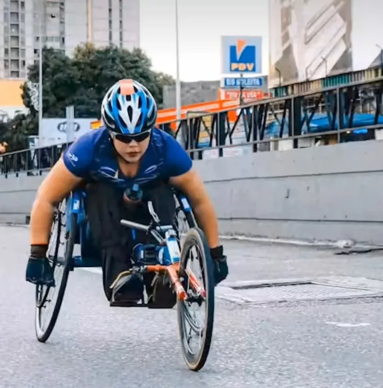 Atleta en sillas de rueda atropellada por motorizado