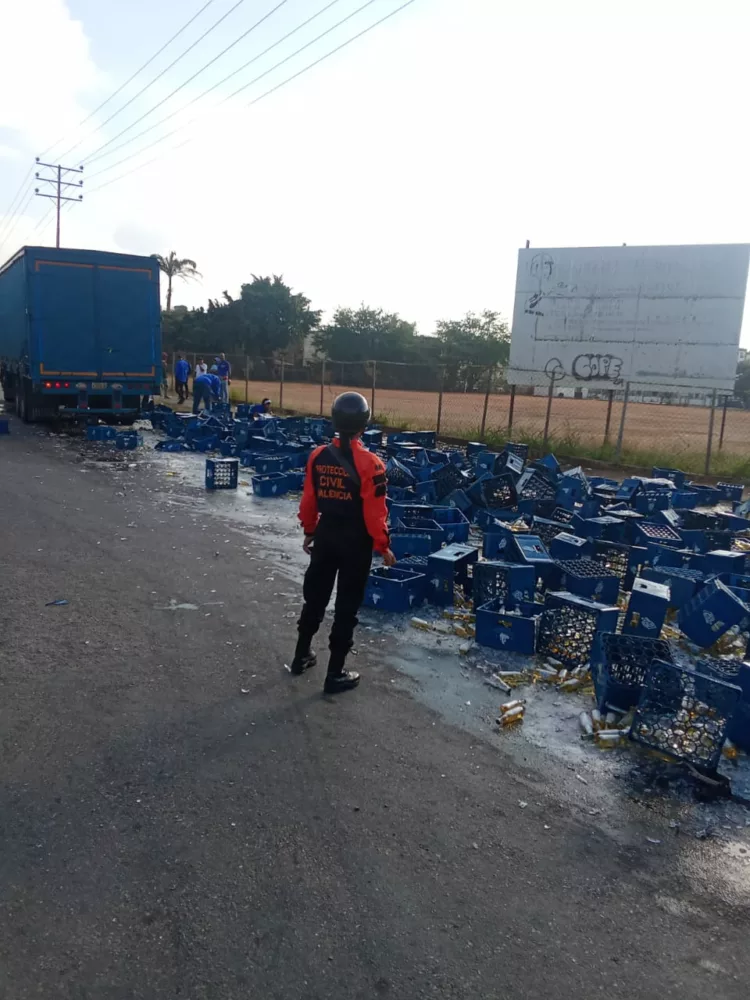 Camión perdió carga de cerveza