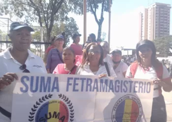 Maestros presentan peticiones