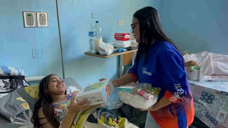 Gobierno de Carabobo entregó canastillas y Kits de bebés a los primeros nacidos del 2026