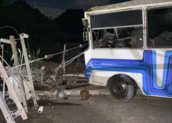 Varios lesionados al estrellarse unidad de transporte contra un poste