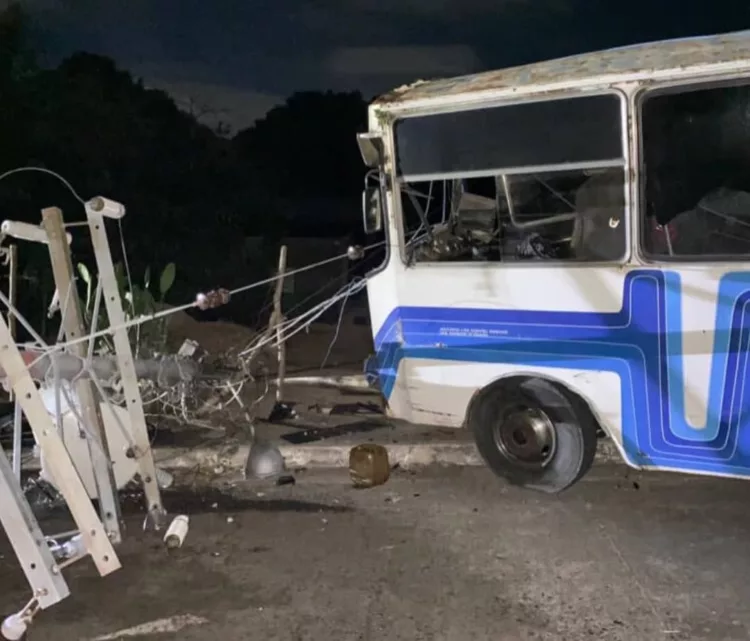 Varios lesionados al estrellarse unidad de transporte contra un poste