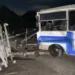 Varios lesionados al estrellarse unidad de transporte contra un poste