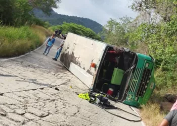 Volcamiento de autobús