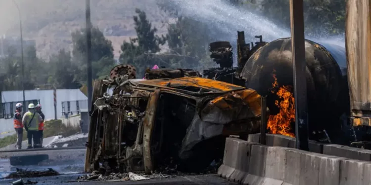 Tres muertos y 10 heridos tras explosión de camión