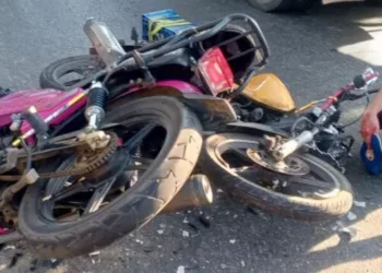 Un hombre murió y otro resultó lesionados en la colisión de las motos.