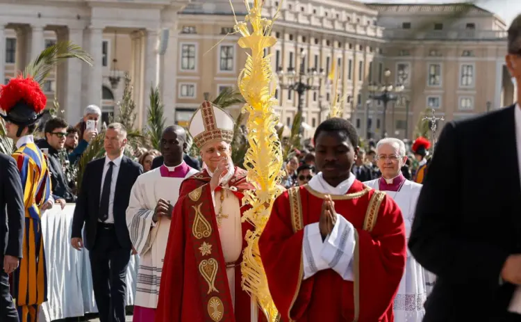 El papa León XIV inició la conmemoración de la Semana Santa con la bendición de las palmas.