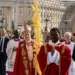 El papa León XIV inició la conmemoración de la Semana Santa con la bendición de las palmas.