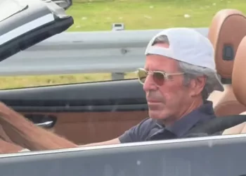 El parecido con el magnate fallecido es impresionante.