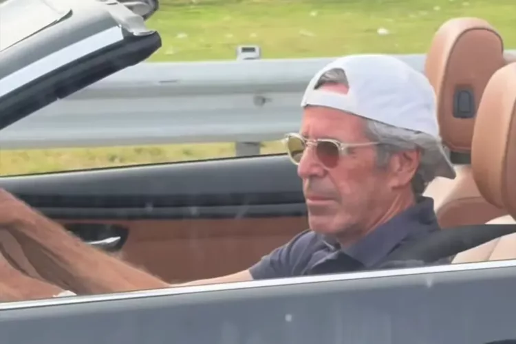 El parecido con el magnate fallecido es impresionante.