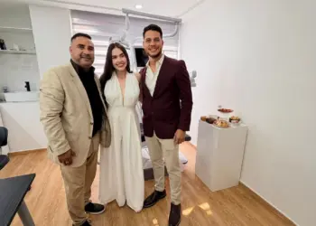 Bladimir Mendoza junto a los propietarios de "UM Smile Dental Clinic", Yudeicy Uzcátegui y Maikol Mendoza.