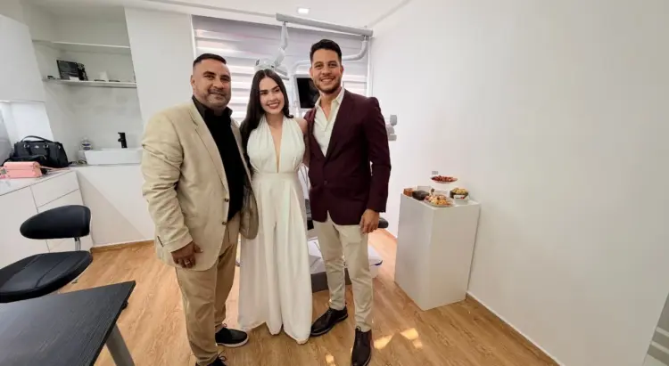 Bladimir Mendoza junto a los propietarios de "UM Smile Dental Clinic", Yudeicy Uzcátegui y Maikol Mendoza.