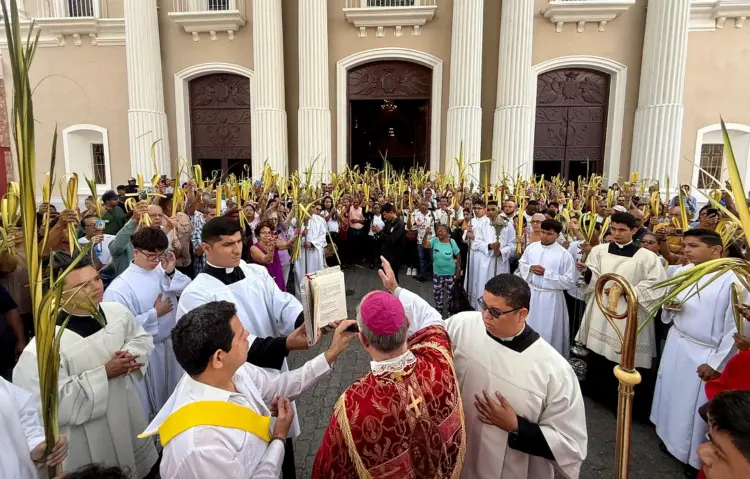 Feligreses participaron en la bendición de las palmas, este Domingo de Ramos.