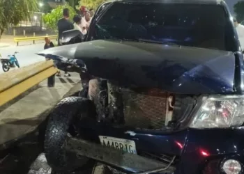 Una niña y tres adultos