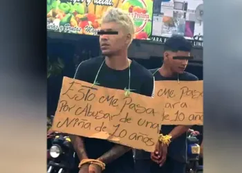 amarrados en una plaza