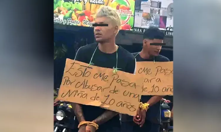 amarrados en una plaza
