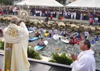 Cada año, en Pascua, se bendicen las aguas para pedir por los pescadores, la paz y la prosperidad.