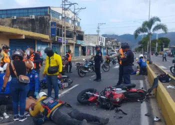 El aparatoso accidente fue atendido rápidamente por funcionarios de los organismos de seguridad y asistencia vial.