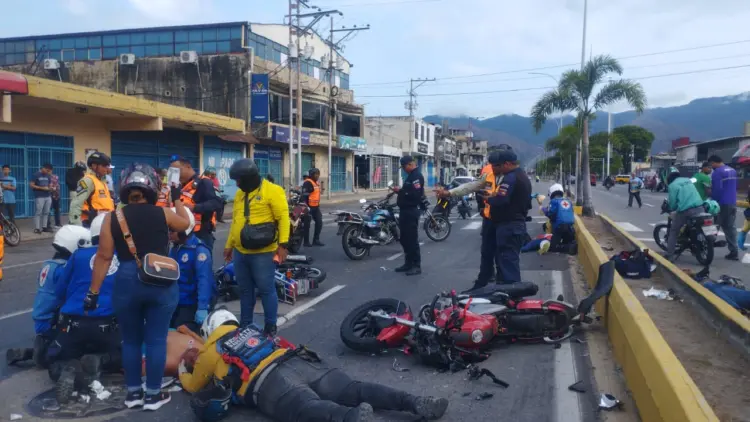 El aparatoso accidente fue atendido rápidamente por funcionarios de los organismos de seguridad y asistencia vial.