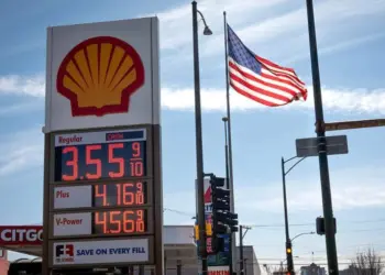California es el estado donde recargar combustible resulta más caro: el galón de gasolina ya asciende a los 5,9 dólares..