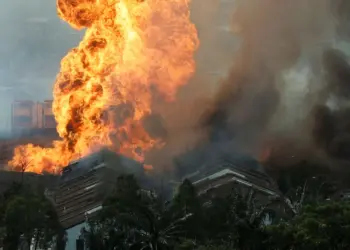 La zona donde se produjo el incendio es un pueblo ribereño con numerosas casas de madera construidas sobre pilotes.