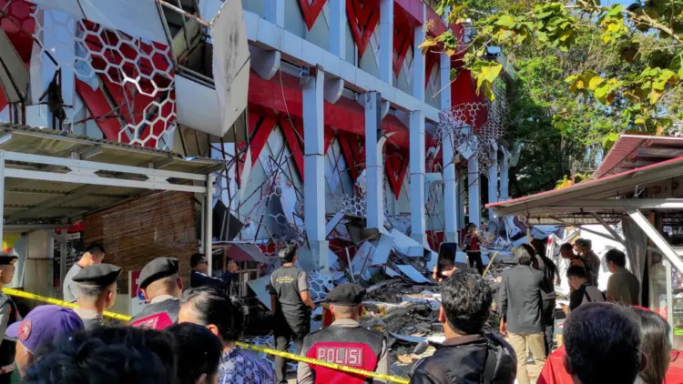 Gran devastación ha dejado el terremoto en Indonesia. La alerta de tsunami se mantiene.