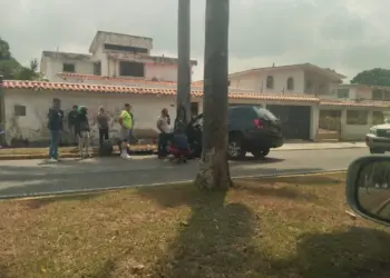 La conductora de la camioneta fue auxiliada por varias personas hasta que se produjo su traslado a un centro asistencial.