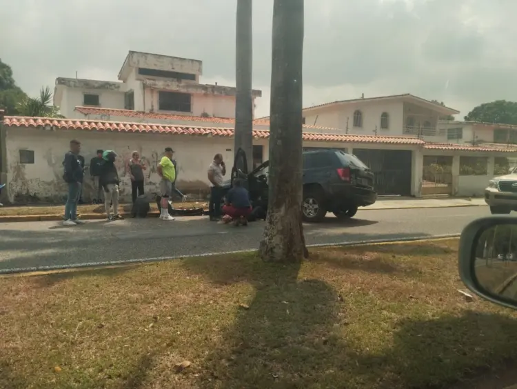 La conductora de la camioneta fue auxiliada por varias personas hasta que se produjo su traslado a un centro asistencial.
