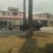 La conductora de la camioneta fue auxiliada por varias personas hasta que se produjo su traslado a un centro asistencial.
