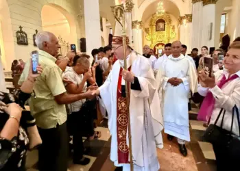 Monseñor Jesús González de Zárate Salas compartió con la feligresía luego de la Misa Crismal, en la Catedral de Valencia.