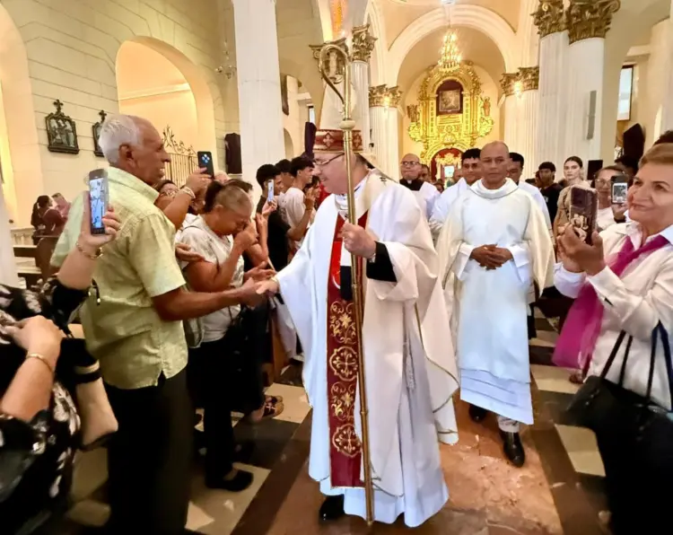 Monseñor Jesús González de Zárate Salas compartió con la feligresía luego de la Misa Crismal, en la Catedral de Valencia.