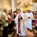 Monseñor Jesús González de Zárate Salas compartió con la feligresía luego de la Misa Crismal, en la Catedral de Valencia.