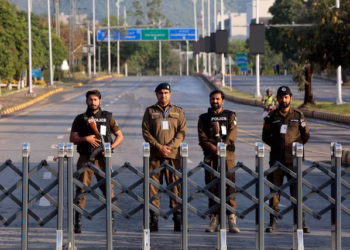 Agentes de policía montan guardia tras una barricada cerca del Hotel Serena en Islamabad, Pakistán, el 25 de abril de 2026.