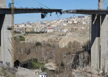 La construcción del puente B1, situado en el distrito de Azimiyeh, en Karaj, aún está en terminada.