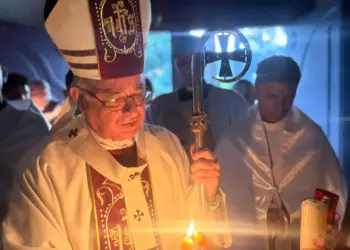 Monseñor González de Zárate compartió la luz del Señor durante la Solemne Vigilia Pascual 2026.