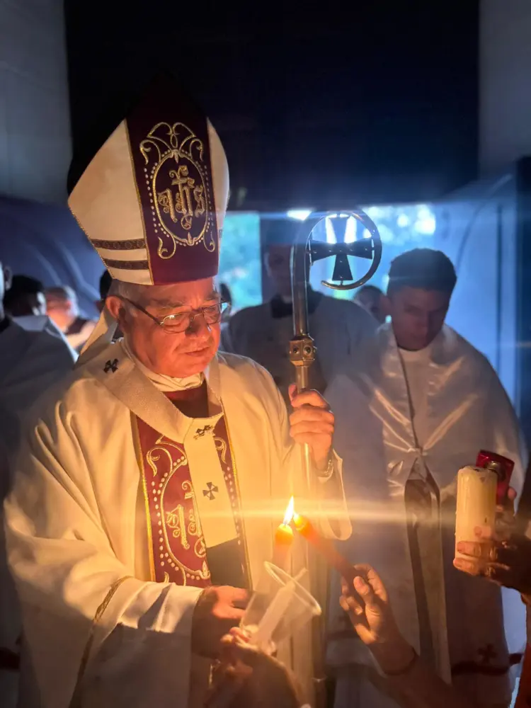 Monseñor González de Zárate compartió la luz del Señor durante la Solemne Vigilia Pascual 2026.