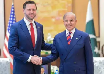 JD Vance y Shehbaz Sharif estrechan sus manos como símbolo de buena voluntad para alcanzar los objetivos de la reunión.