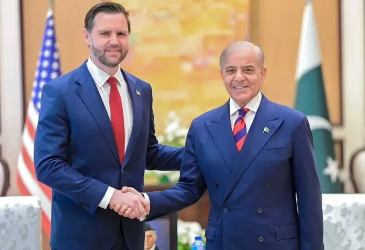 JD Vance y Shehbaz Sharif estrechan sus manos como símbolo de buena voluntad para alcanzar los objetivos de la reunión.