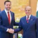 JD Vance y Shehbaz Sharif estrechan sus manos como símbolo de buena voluntad para alcanzar los objetivos de la reunión.