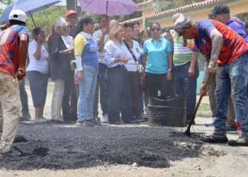 La Alcaldesa Dina Castillo informó que se están aplicando 1.150 toneladas de asfalto en el anillo vial de la Urbanización Quintas de Flor Amarillo.