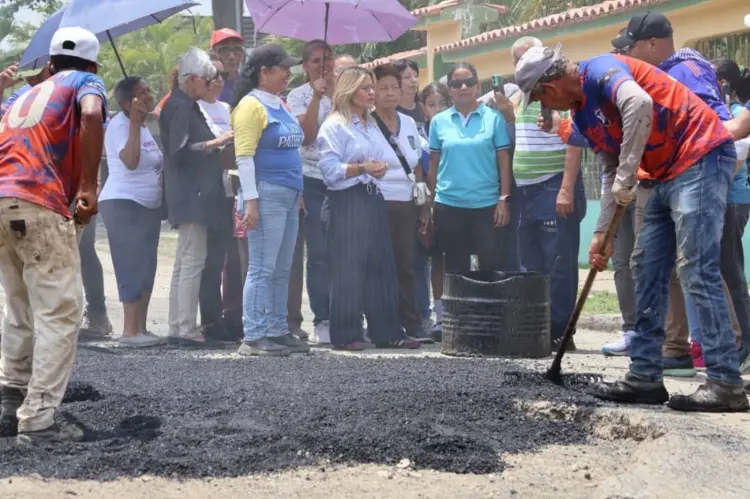 La Alcaldesa Dina Castillo informó que se están aplicando 1.150 toneladas de asfalto en el anillo vial de la Urbanización Quintas de Flor Amarillo.