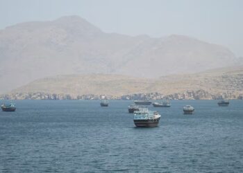 Buques en el estrecho de Ormuz, Musandam, Omán, este 8 de mayo de 2026.