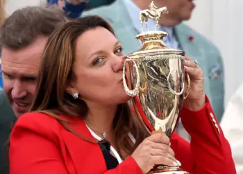 Cherie DeVaux, feliz con su galardón.